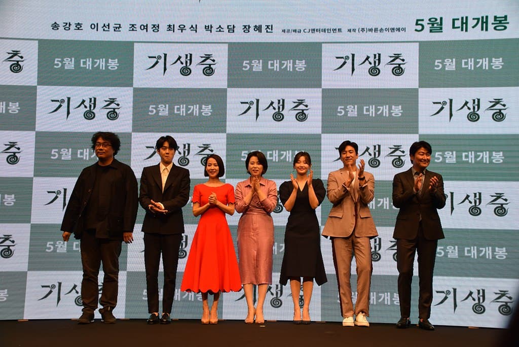 From left to right: Bong Joon-ho, Choi Woo-shik, Cho Yeo-jeong, Lee Jung-eun, Park So-dam, Lee Sun-kyun and Song Kang-ho. actors from the movie Parasite.